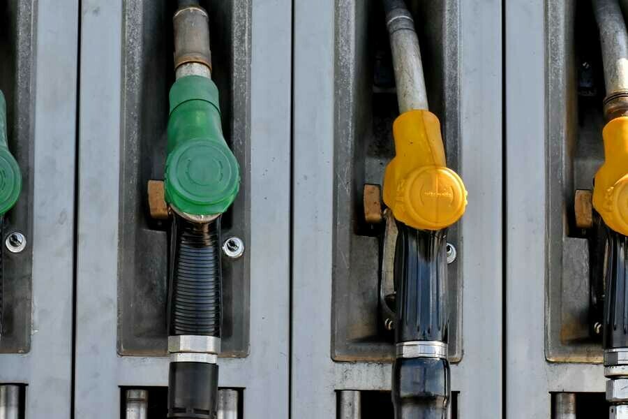 Какие марки бензина в феврале подешевели а какие подорожали в Приамурье 