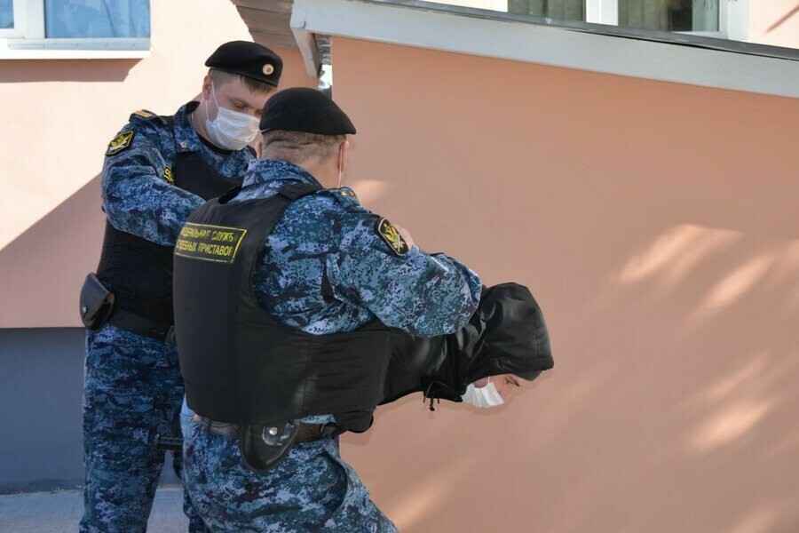 Группа людей пыталась через ворота проникнуть в здание Арбитражного суда Амурской области фото