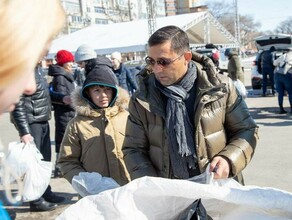 На площадь ОКЦ благовещенцы принесли 15 мешков железа Помог и мэр города фото 