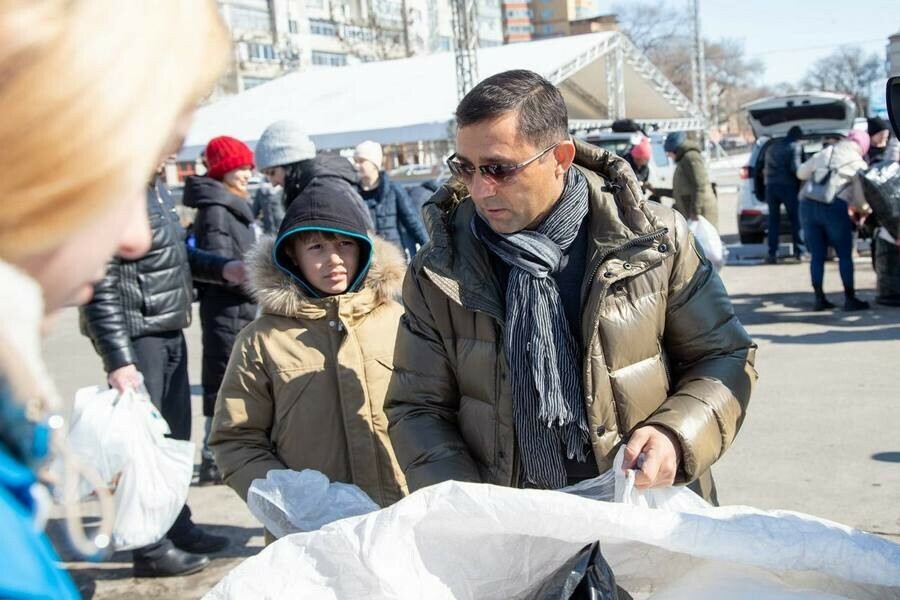 На площадь ОКЦ благовещенцы принесли 15 мешков железа Помог и мэр города фото 