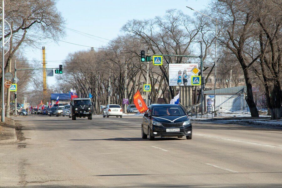 В Благовещенске прошел автомобильный флешмоб в поддержку военных фото