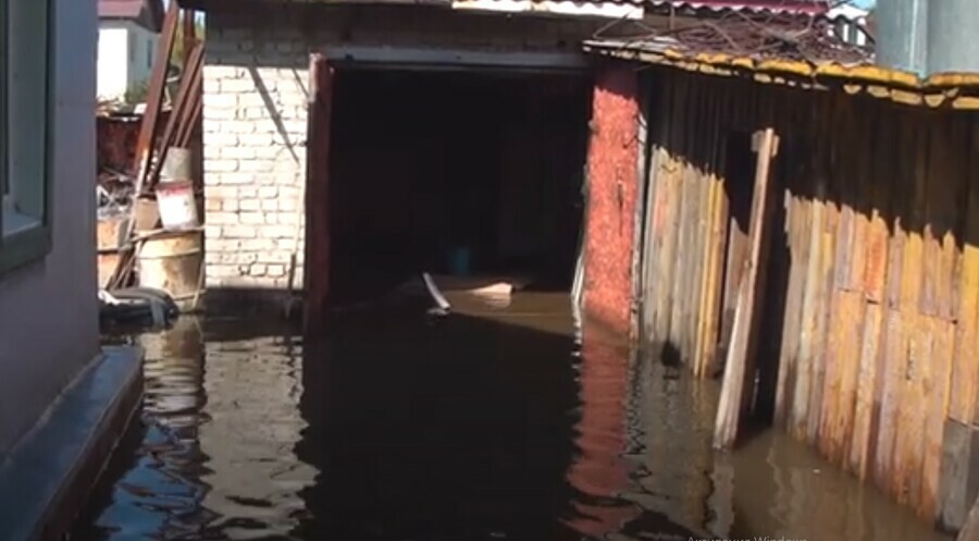 Потоп на пересечении улиц Северной и Загородной Благовещенска Вода уходит но медленно видео