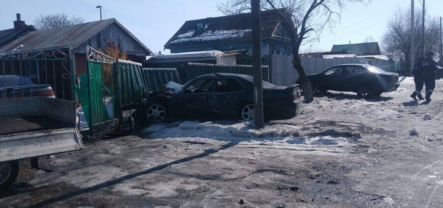 В Свободном иномарка врезалась в припаркованный грузовик а потом протаранила забор жилого дома