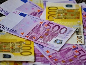 Курс евро снизился ниже 100 рублей впервые с 28 февраля