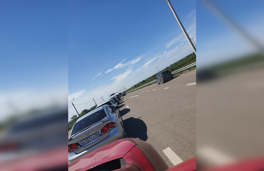 На въезде в Благовещенск образовалась огромная пробка В ней стоят часами фото