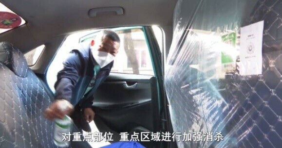 В Хэйхэ пассажиры для посадки в автобус должны сканировать код здоровья 