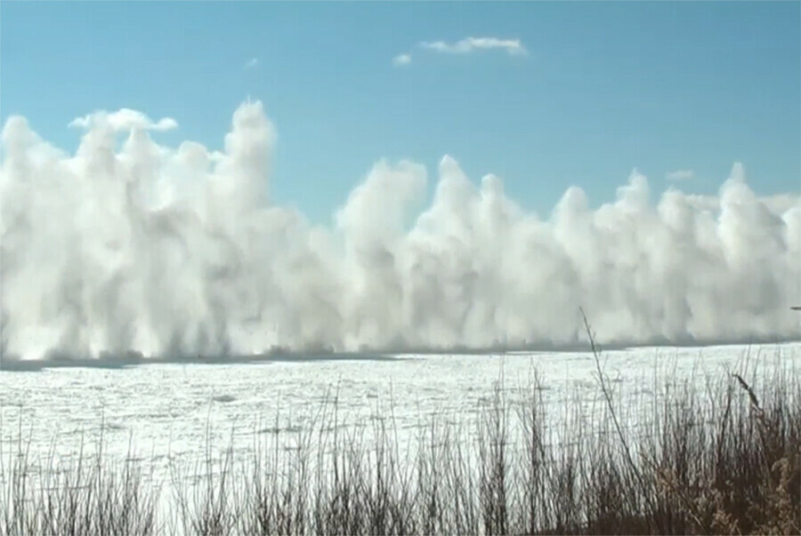 Оперативная группа Приамурья готовится взрывать лед на Амуре на реке Уркан  впервые видео