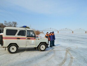 Несмотря на опасность люди пользуются ледовой переправой на Зее чтобы попасть в Благовещенск фото