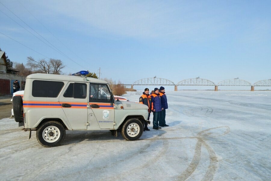 Несмотря на опасность люди пользуются ледовой переправой на Зее чтобы попасть в Благовещенск фото