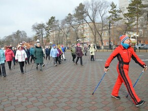 Около полусотни благовещенцев прогулялись по городской набережной с палками