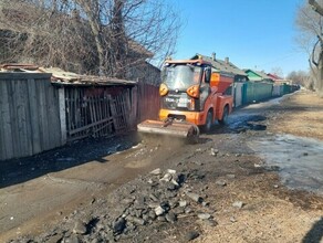 В Благовещенске новый спецавтомобиль делает тротуары чище 