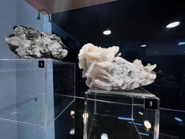 В Амурском краеведческом музее открылась выставка редких минералов Есть кристаллы необычайной красоты