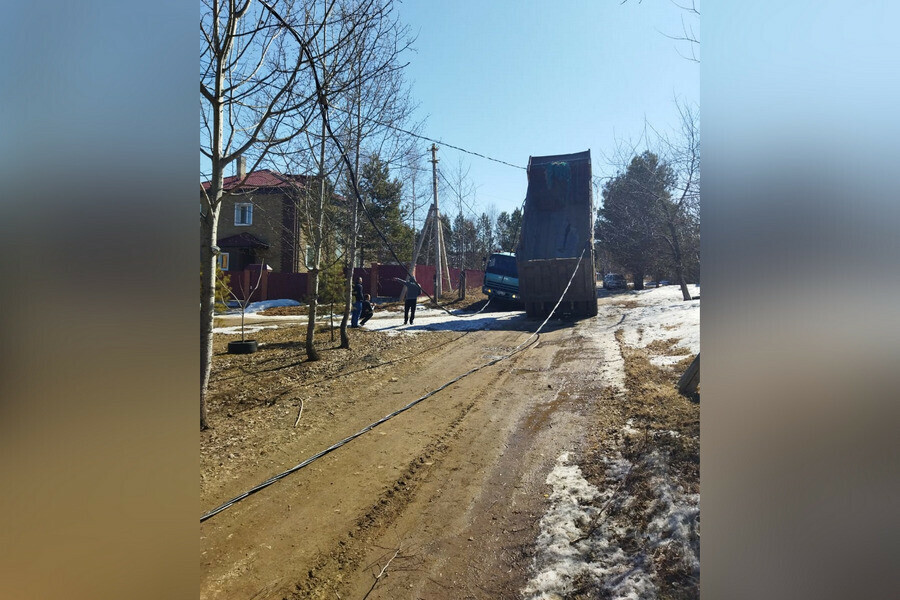 В селе Чигири грузовик с поднятым кузовом оборвал провода и оставил без света 4 улицы фото