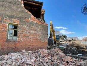 Треск вещей под гусеницей начался снос дореволюционного здания в Благовещенске фото видео