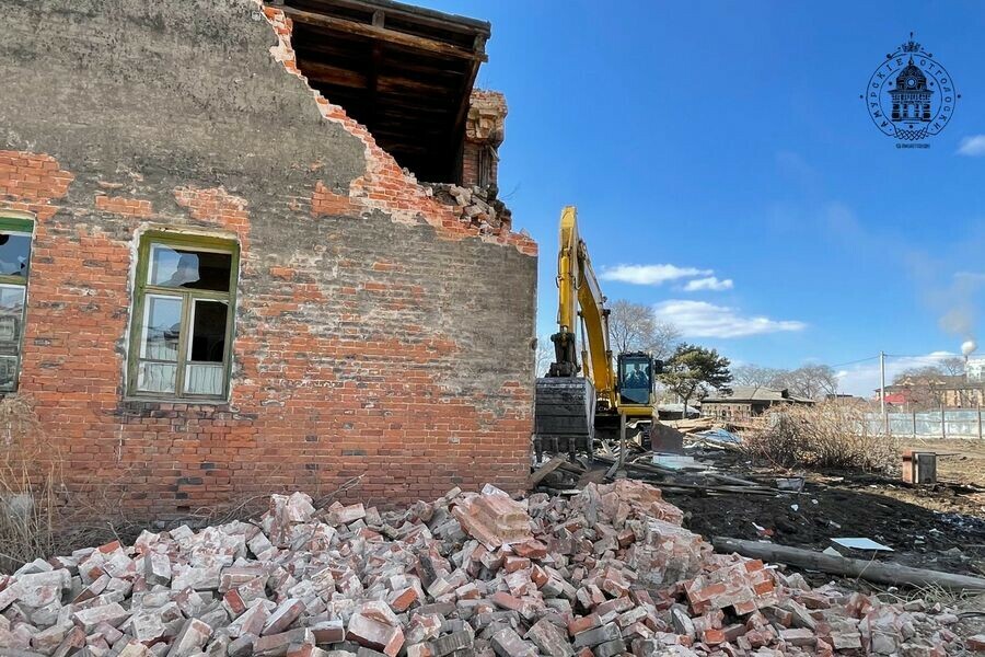 Треск вещей под гусеницей начался снос дореволюционного здания в Благовещенске фото видео