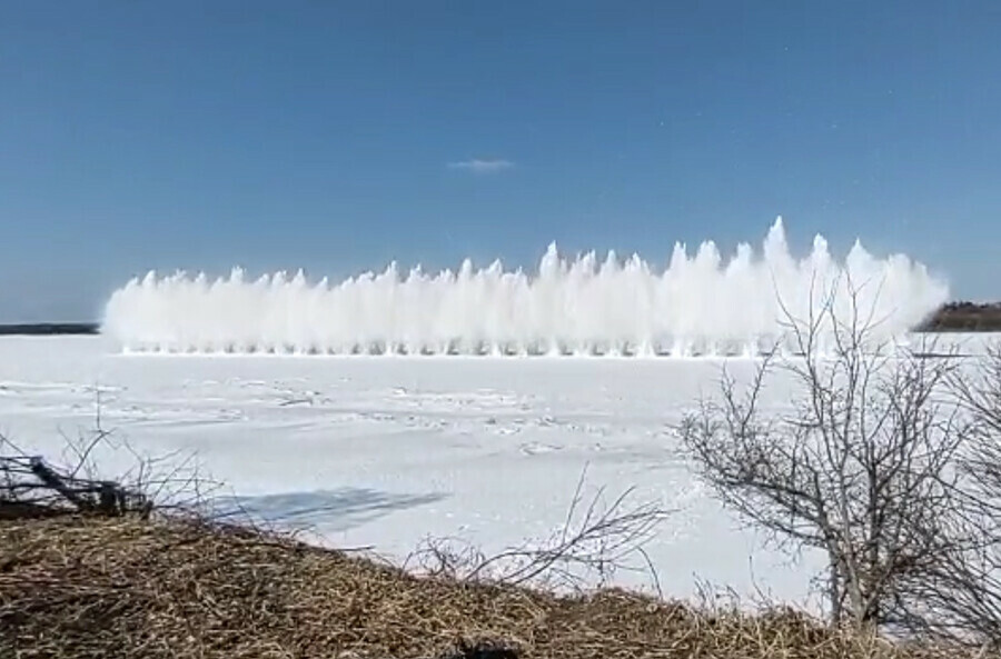 В Амурской области снова взрывали лед на Амуре