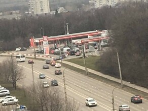После авиаудара по нефтебазе в Белгороде моментально образовались большие очереди на АЗС