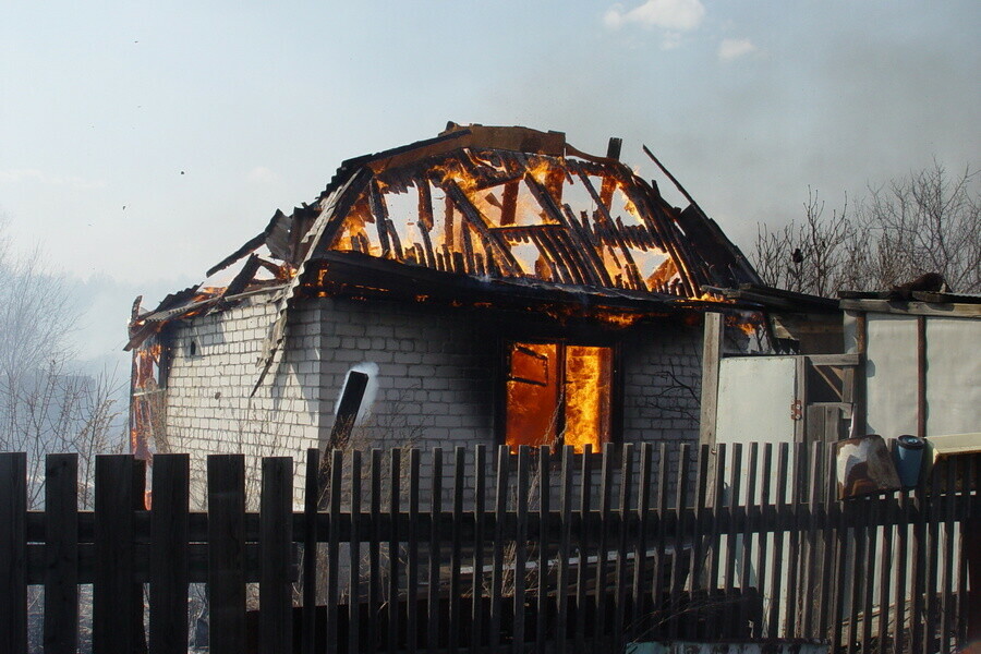 В Белогорске пожарные ликвидировали возгорание садового домика