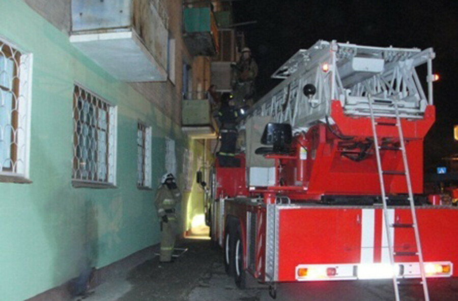 При ночном пожаре в Благовещенске пострадали люди спасен ребенок  