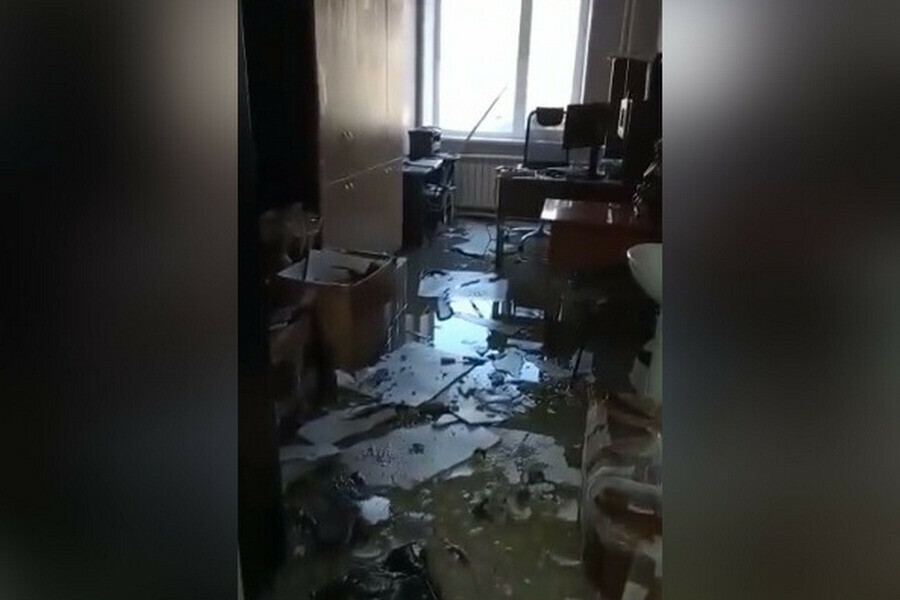 Детская поликлиника в Зее недавно отремонтированная за 38 миллионов рублей превратилась в бассейн видео 