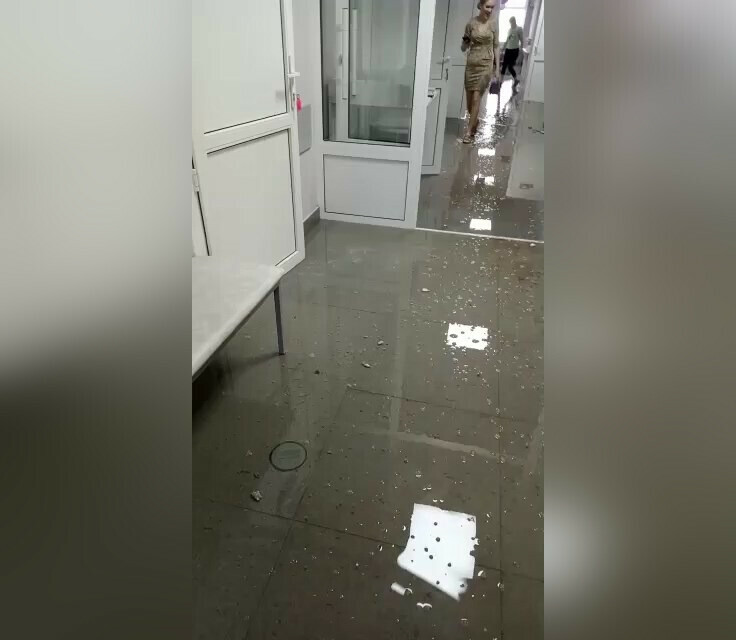 В затоплении недавно отремонтированной детской поликлиники в Приамурье обвинили персонал