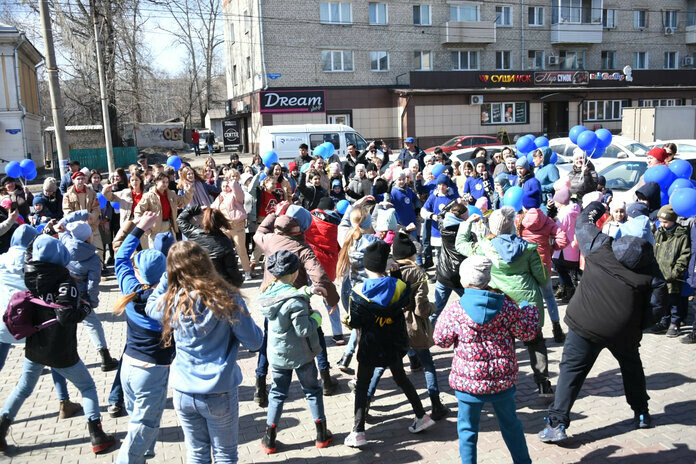 Открытые новости сайт. Флешмоб для детей. Новости Свободный. Голубая лента акция флешмоб. Зажги синим акция аутизм.