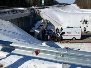 В Подмосковье рейсовый автобус рухнул с эстакады есть жертвы