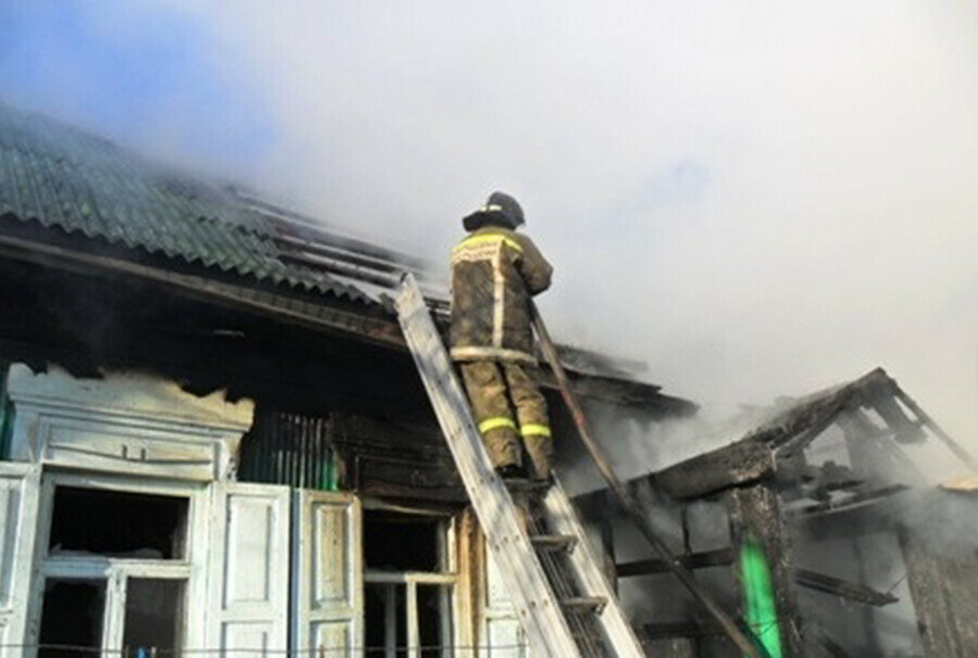 В Тынде при пожаре в дачном домике пострадала пожилая женщина