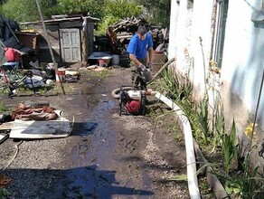 Благовещенские спасатели откачивают воду из детского сада и домов горожан 