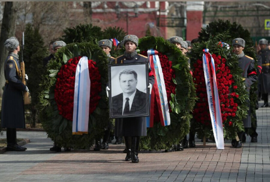 Владимира Жириновского с воинскими почестями похоронили на Новодевичьем кладбище