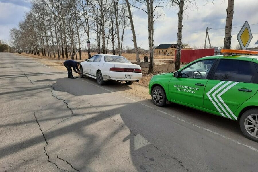 По трассе в Благовещенск дорожные службы помогли девушкеводителю 