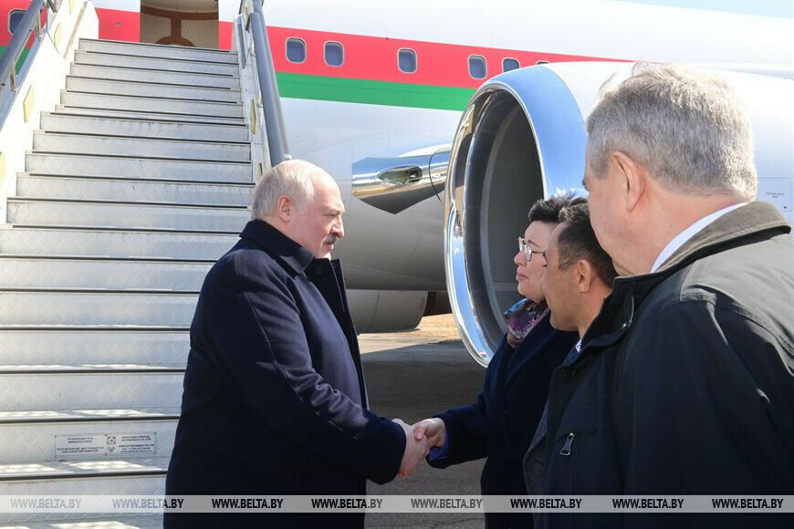 Встреча президента Беларуси и мэра Благовещенска у трапа самолета попала на видео