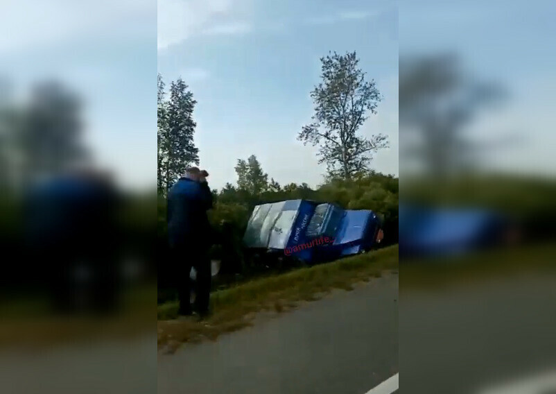 В Приамурье слетел с трассы грузовик Почты России видео 