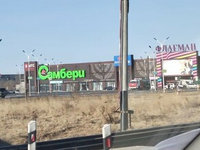 В Благовещенске возле крупного торгового центра заметили пожарные машины