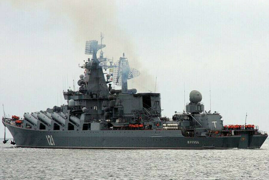 В штормовых условиях крейсер Москва затонул при буксировке в порт 