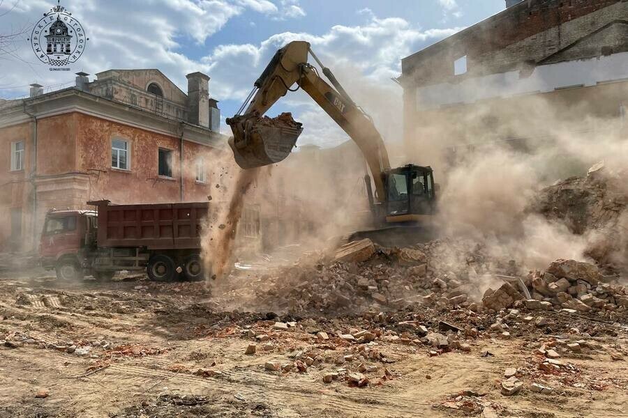 В Благовещенске начали сносить часть здания АОДНТ фото видео 