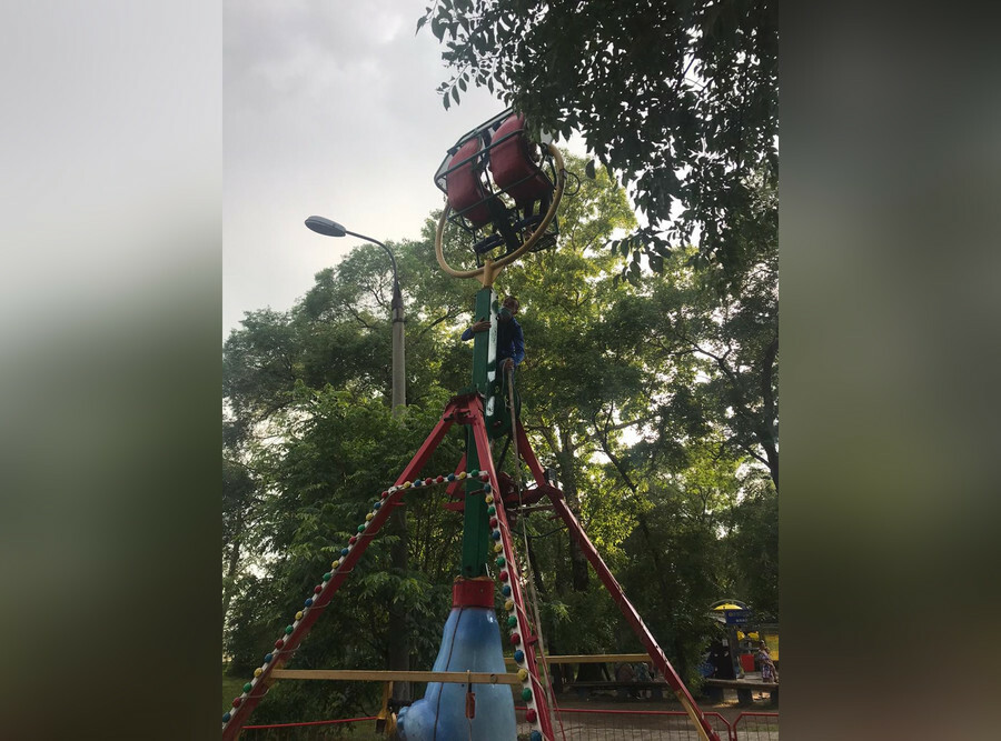 ЧП в горпарке Благовещенска ребенок застрял на экстремальном аттракционе видео