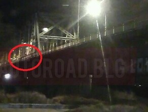 На мосту через Зею в Благовещенске заметили выполнявшего опасные маневры мужчину