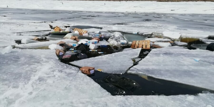 На месте провала автомобиля на Зейском водохранилище всплыли некоторые вещи Тела не найдены