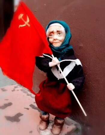 Благовещенка сделала миниатюрную бабушку с красным флагом ставшую символом пророссийской Украины