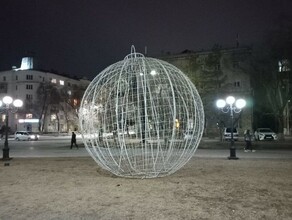 На набережной Амура в Благовещенске все еще не убрали новогодние конструкции Оставят на лето