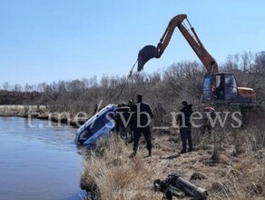 В Свободном автомобиль скатился в реку