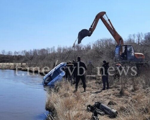 В Свободном автомобиль скатился в реку