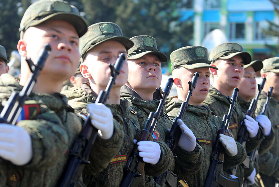 В Белогорске военнослужащие провели первую репетицию Парада Победы фотовидео