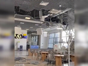 В кафе аэропорта рухнул потолок видео