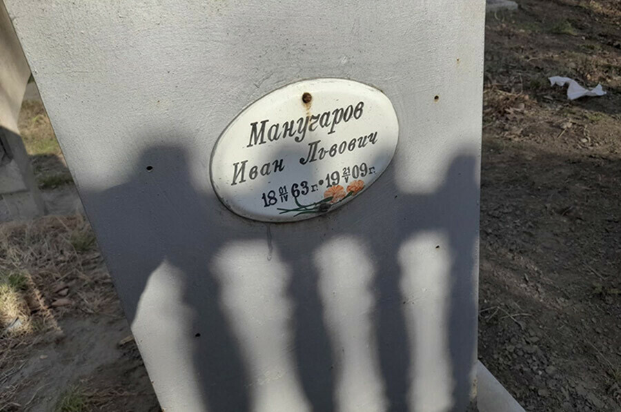 Сотрудники музея Благовещенска помогли жительнице Алтайского края найти могилу прадедажурналиста