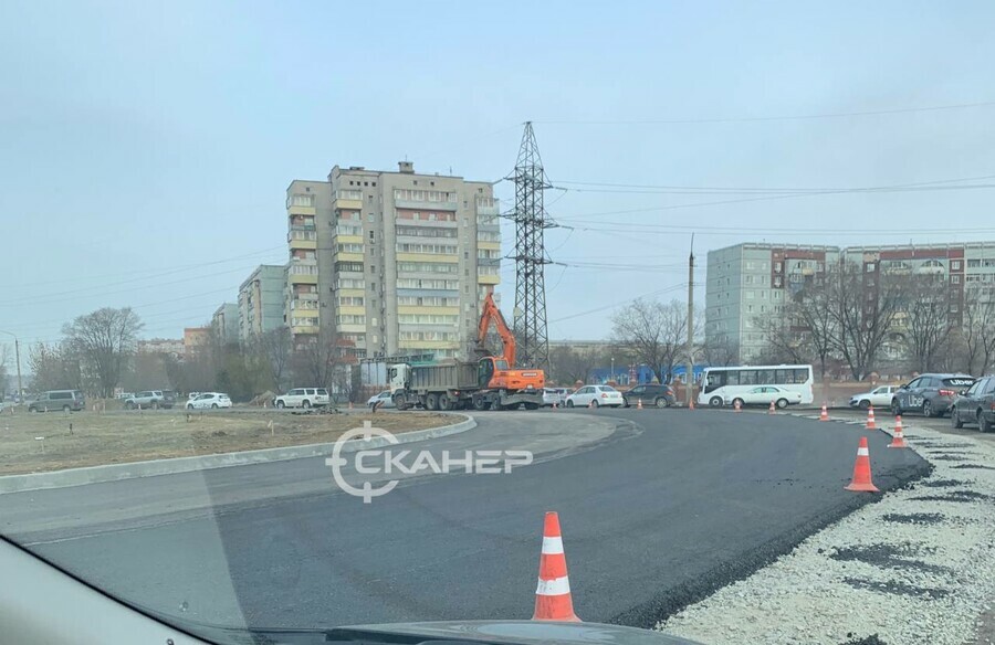 Ударными темпами калининский круг в Благовещенске продолжают одевать в асфальт