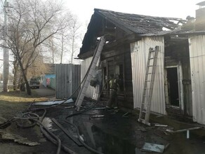 В Благовещенске потушили горящий жилой дом фото
