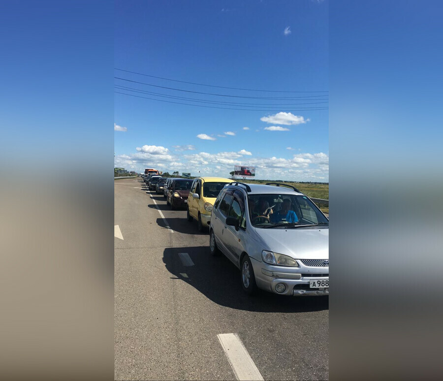 На подъезде к Благовещенску вновь образовалась гигантская пробка