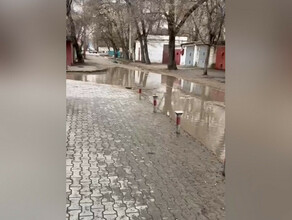 Всё в воде Жители одного из переулков Благовещенска снова жалуются на разбитую дорогу затопленную водой видео